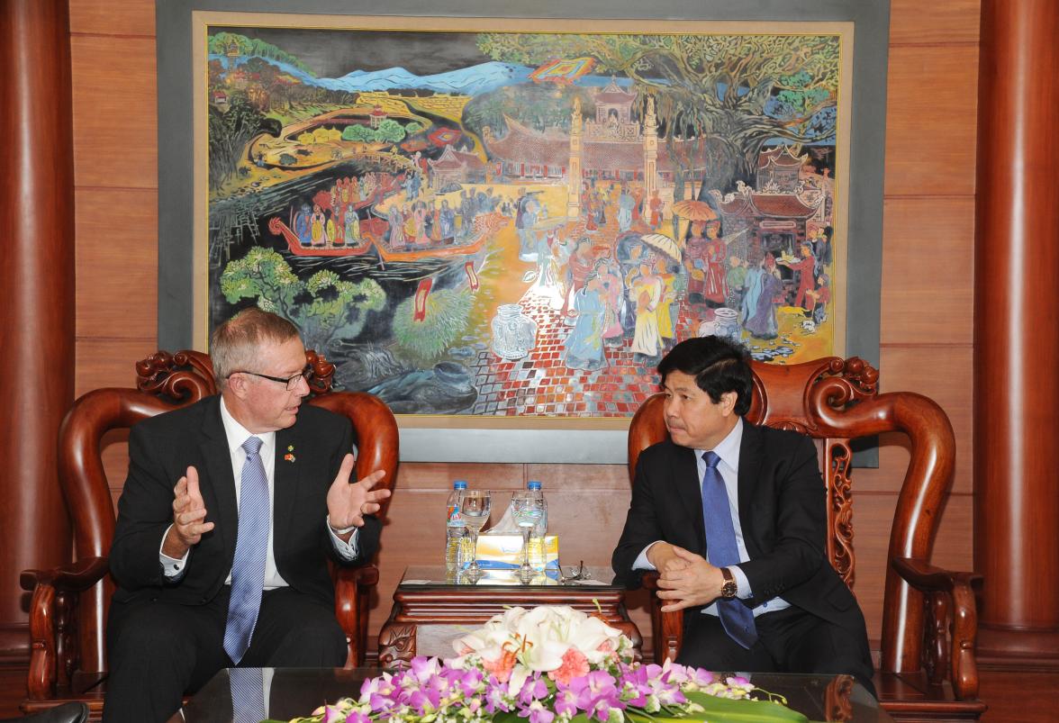 Assistant Minister Mark Coulton discusses boosting agricultural trade with Vietnamese Vice Minister of Agriculture and Rural Development Dr Le Quoc Doanh on 4 April 2018.