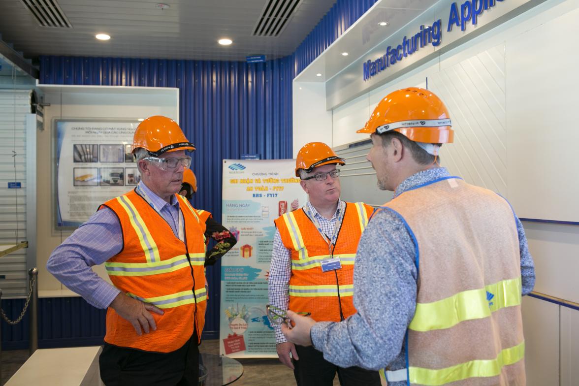 Assistant Minister Mark Coulton and Ambassador Craig Chittick at NS Bluescope on 6 April 2018.