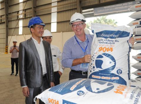 Assistant Minister Mark Coulton inspects Mavin Group’s fish feed on 4 April 2018.