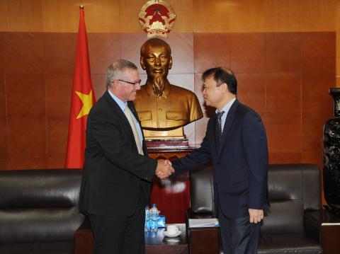 Assistant Minister Mark Coulton meets Vietnamese Vice Minister of Industry and Trade Do Thang Hai on 5 April 2018.